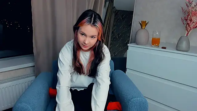 Snapshot of EnolaNewand chatting on April 14, 2026, 7:08 pm EnolaNewand online show from April 14, 2026, 7:08 pm