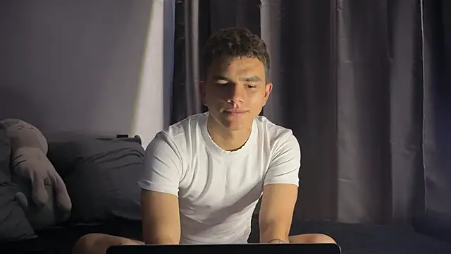 Snapshot of MaxWoolf chatting on July 8, 2026, 1:45 pm MaxWoolf online show from July 8, 2026, 1:45 pm