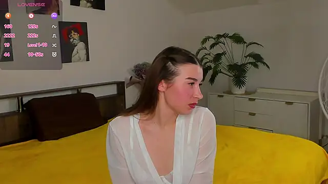 Nikki Hearts  online show from April 7, 2026, 6:32 pm