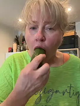 Tinchen Milf online show from April 17, 2026, 11:13 am