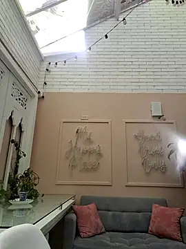 scarlett  2 online show from April 8, 2026, 8:10 pm