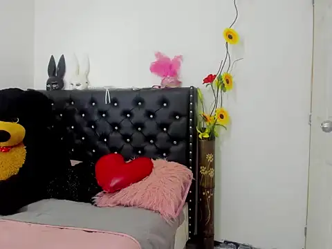 Snapshot of Nathaly_Sam chatting on April 7, 2026, 12:18 pm Nathaly Sam online show from April 7, 2026, 12:18 pm