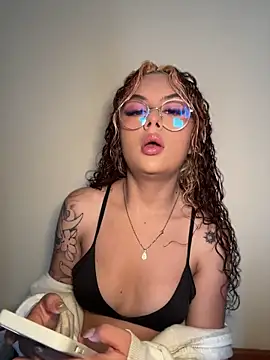 Snapshot of Amber-fire chatting on May 25, 2026, 5:44 pm Amber-fire online show from May 25, 2026, 5:44 pm