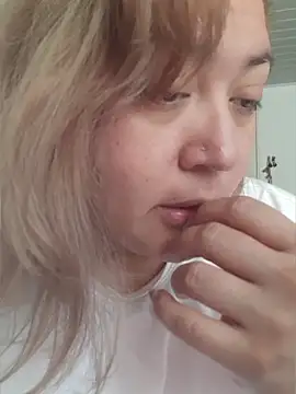 Snapshot of Amalianoir chatting on April 3, 2026, 2:23 pm Amalianoir online show from April 3, 2026, 2:23 pm