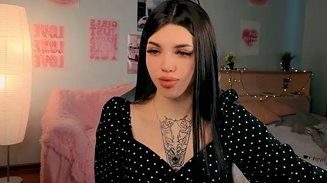 molly rettyy online show from April 15, 2026, 4:07 am