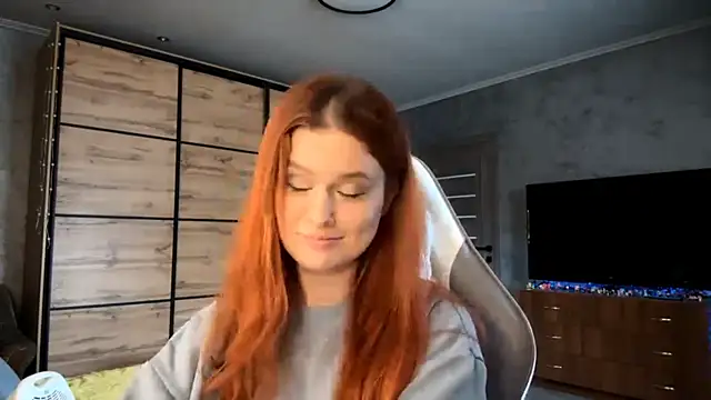 FoxyEmma online show from April 16, 2026, 2:07 pm