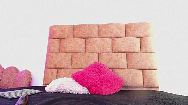 Snapshot of Emily_Gross chatting on April 13, 2026, 2:21 pm Emily Gross online show from April 13, 2026, 2:21 pm