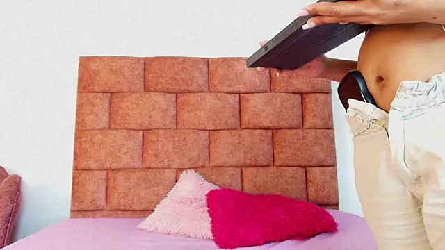 Snapshot of Emily_Gross chatting on April 9, 2026, 6:19 am Emily Gross online show from April 9, 2026, 6:19 am