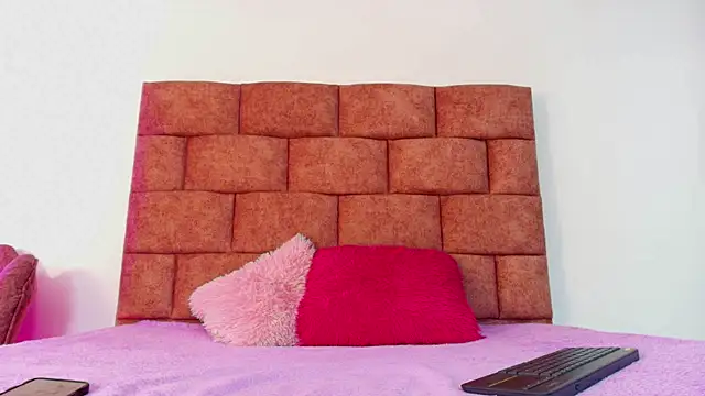 Snapshot of Emily_Gross chatting on April 6, 2026, 2:40 pm Emily Gross online show from April 6, 2026, 2:40 pm