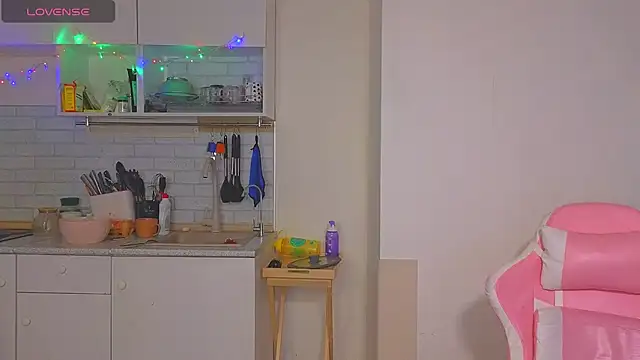 Snapshot of Sun__shiine chatting on April 4, 2026, 2:56 pm Sun shiine online show from April 4, 2026, 2:56 pm