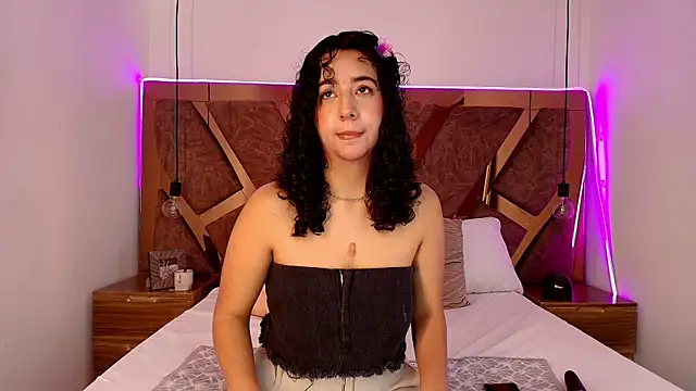 Snapshot of bella_swwan_ chatting on May 17, 2026, 7:14 pm bella swwan online show from May 17, 2026, 7:14 pm