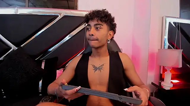 MiikeOthon online show from April 11, 2026, 4:42 am