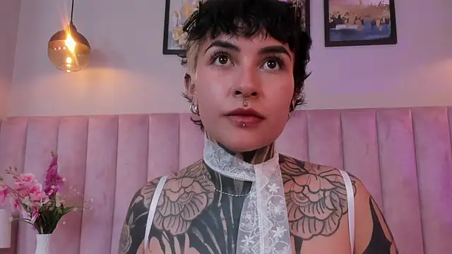 Snapshot of Luana_fiore chatting on April 1, 2026, 1:41 pm Luana fiore online show from April 1, 2026, 1:41 pm