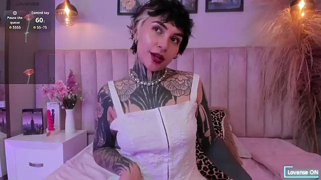 Snapshot of Luana_fiore chatting on April 7, 2026, 12:40 pm Luana fiore online show from April 7, 2026, 12:40 pm