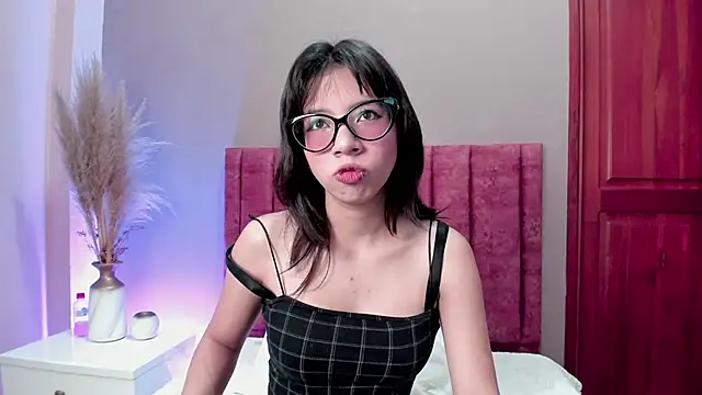 AliceThompsonn  online show from April 16, 2026, 12:44 am