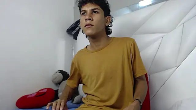 Taylorr junior  online show from April 10, 2026, 3:02 am