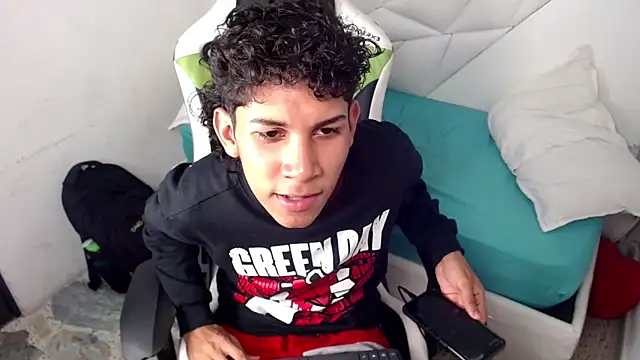 Taylorr junior  online show from April 17, 2026, 3:20 am