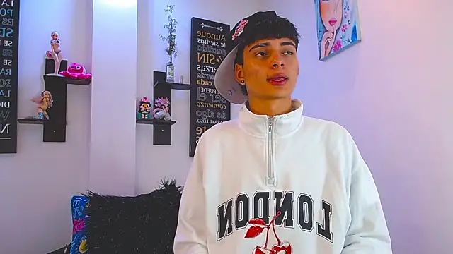 milo hot  online show from April 15, 2026, 1:37 pm