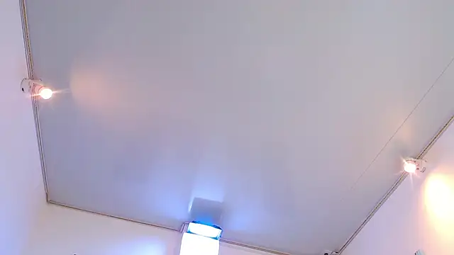 milo hot  online show from April 15, 2026, 7:58 pm