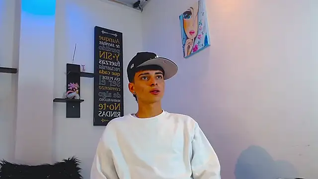 milo hot  online show from April 6, 2026, 10:33 pm