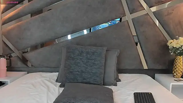 Chloee Parkerr online show from April 16, 2026, 3:18 am