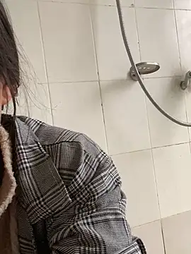 Elisa-a online show from April 15, 2026, 1:44 am