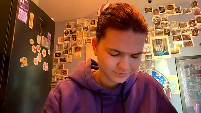 DarylLarrow online show from April 9, 2026, 4:03 am