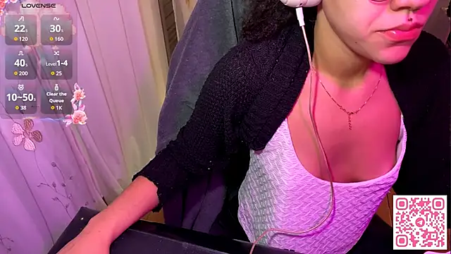 Snapshot of petitecurlybrunette chatting on May 23, 2026, 11:26 pm petitecurlybrunette online show from May 23, 2026, 11:26 pm