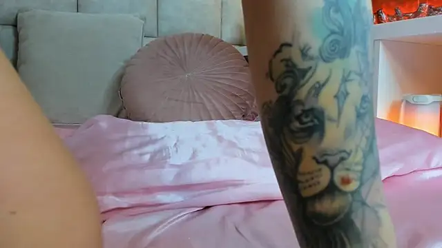 Snapshot of str4wberrysugar_ chatting on April 5, 2026, 7:37 am str4wberrysugar online show from April 5, 2026, 7:37 am