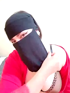 Queen Lola online show from April 15, 2026, 6:23 pm