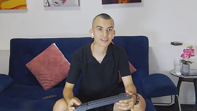 Rowan Cley online show from April 8, 2026, 7:48 pm