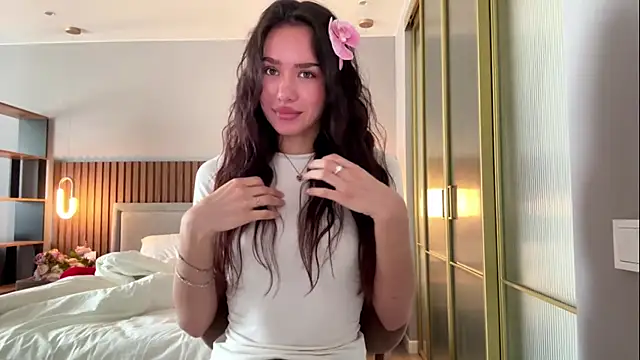 MinnaWatwood online show from April 14, 2026, 6:07 am