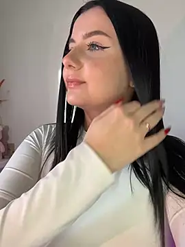 L0LA XO online show from April 17, 2026, 1:25 pm