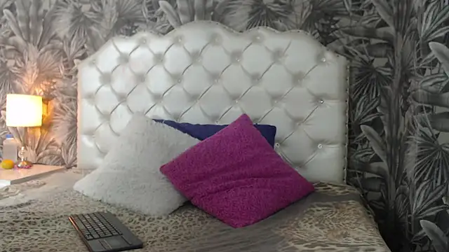 Snapshot of ViviJones chatting on June 12, 2026, 7:33 pm ViviJones online show from June 12, 2026, 7:33 pm