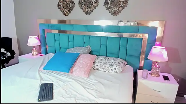 SarahLarsson online show from May 28, 2026, 4:09 am
