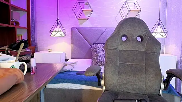 lhiamfitt10 online show from April 15, 2026, 7:58 pm