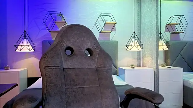 lhiamfitt10 online show from April 13, 2026, 2:54 pm