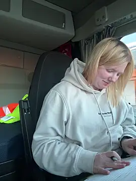 TruckerBabeLeenchen online show from April 9, 2026, 4:47 am