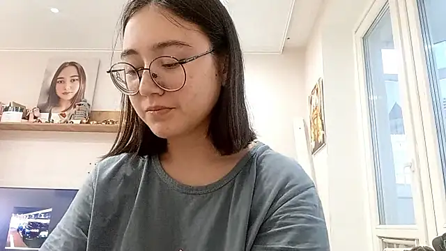 LezlieEllegood online show from April 8, 2026, 2:18 pm