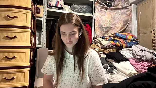 VelvetNoirra online show from April 8, 2026, 3:24 pm