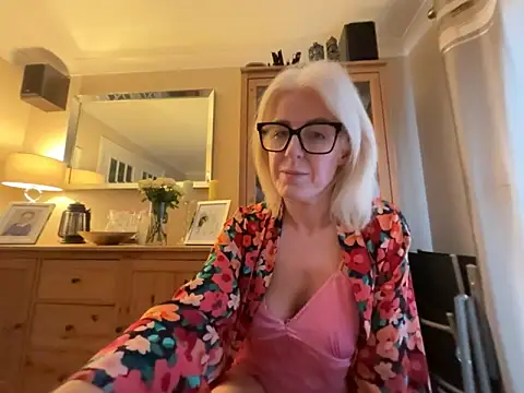 Laylaskyexx online show from June 17, 2026, 8:19 pm