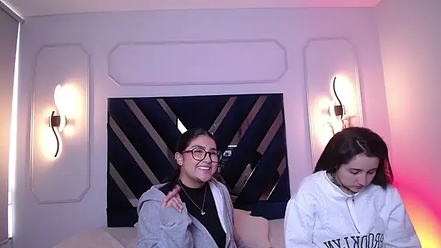 Elisa n Emma online show from April 13, 2026, 1:15 pm