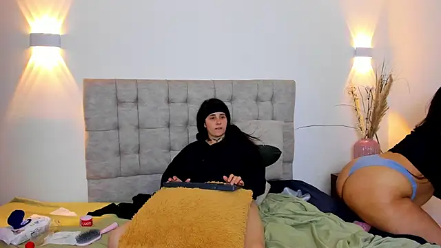 Elisa n Emma online show from April 4, 2026, 1:01 am