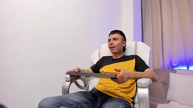 Charlie Foxie online show from April 10, 2026, 3:35 am