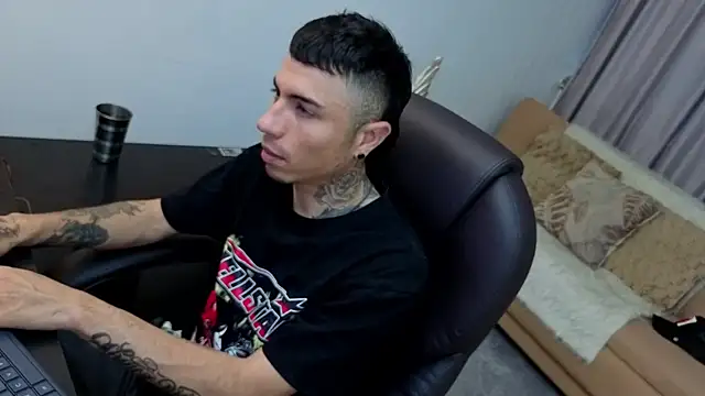 Charlie Foxie online show from April 4, 2026, 8:04 pm