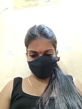 shreyaverma899 online show from April 13, 2026, 4:33 pm