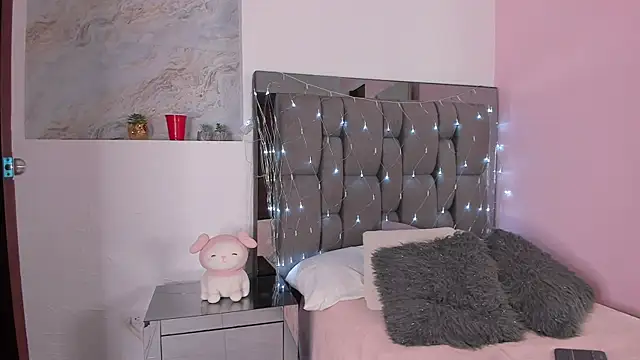 Snapshot of Kendall_Rous_ chatting on April 13, 2026, 1:48 pm Kendall Rous online show from April 13, 2026, 1:48 pm