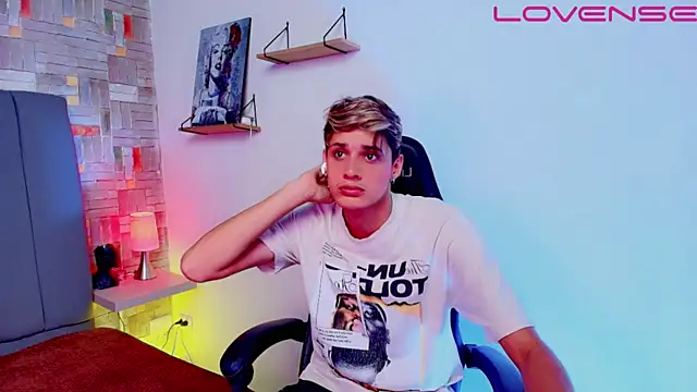 flaquito    online show from April 10, 2026, 8:27 pm