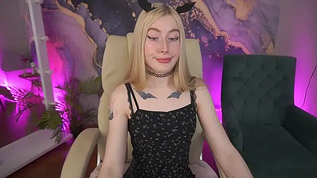 Snapshot of MelaniiePlay chatting on May 25, 2026, 1:21 pm MelaniiePlay online show from May 25, 2026, 1:21 pm