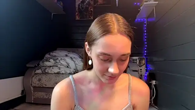 Snapshot of CoreenGau chatting on April 16, 2026, 9:43 am CoreenGau online show from April 16, 2026, 9:43 am